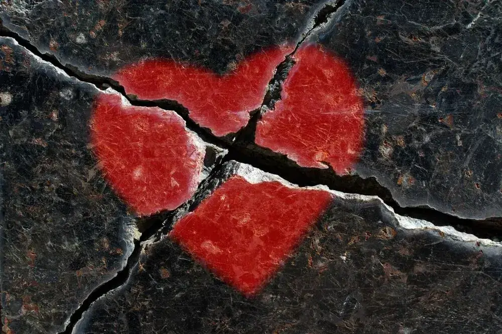 a broken heart image which is used for Broken Heart Shayari - theshayarihub.com